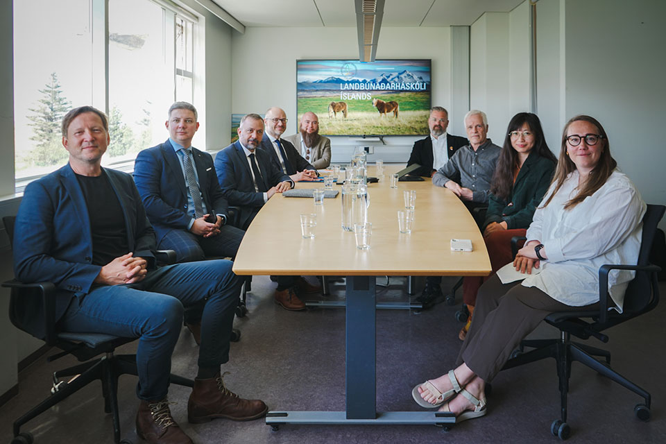 Czech Minister of Science Visits AUI to Strengthen Research Collaboration